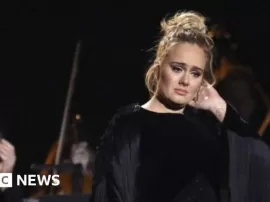 Adele rinde tributo a George Michael con su versión de Fastlove.