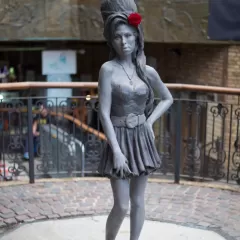 La polémica detrás de la estatua de Amy Winehouse